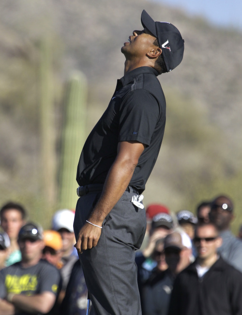 <YONHAP PHOTO-1332> Tiger Woods reacts after missing a putt on the 17th green while playing Thomas Bjorn during the first round of the Match Play Championship golf tournament Wednesday, Feb. 23, 2011, in Marana, Ariz. Bjorn won in 19 holes. (AP Photo/Elaine Thompson)/2011-02-24 09:17:53/ <저작권자 ⓒ 1980-2011 ㈜연합뉴스. 무단 전재 재배포 금지.>
Tiger Woods reacts after missing a putt on the 17th green.
AP-Yonhap News
