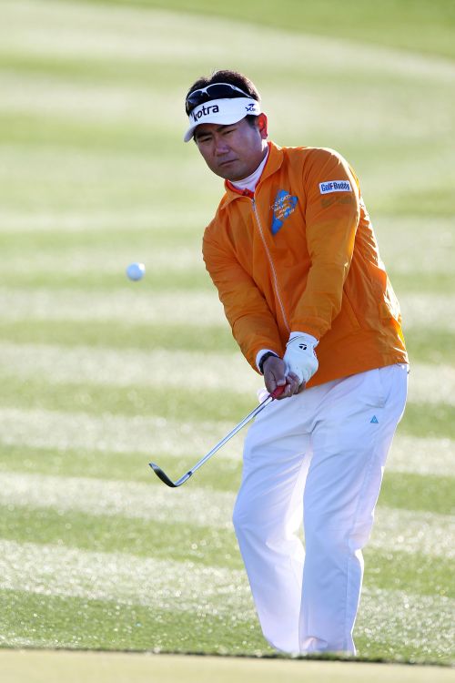 <YONHAP PHOTO-0892> MARANA, AZ - FEBRUARY 23: Y.E. Yang of South Korea hits a shot on the second hole during the first round of the Accenture Match Play Championship at the Ritz-Carlton Golf Club on February 23, 2011 in Marana, Arizona. Sam Greenwood/Getty Images/AFP== FOR NEWSPAPERS, INTERNET, TELCOS & TELEVISION USE ONLY == /2011-02-24 05:55:53/ <저작권자 ⓒ 1980-2011 ㈜연합뉴스. 무단 전재 재배포 금지.>
Korea’s Yang Yong-eun plays a shot on the second hole.
AFP-Yonhap News