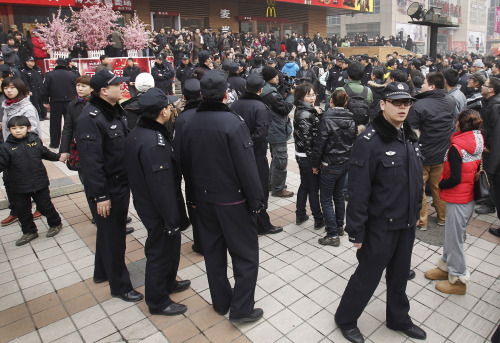 <YONHAP PHOTO-1648> In this photo taken on Sunday, Feb. 20, 2011, police officers stand watching people gathering in front of a McDonald's restaurant which was a planned protest site for "Jasmine Revolution" in Beijing, China. A renewed call for Middle East-style democracy protests in China urged citizens to take an afternoon stroll at arranged locations each weekend and demanded that authorities release activists who apparently remained in custody Wednesday. (AP Photo/Andy Wong)/2011-02-23 17:20:06/ <저작권자 ⓒ 1980-2011 ㈜연합뉴스. 무단 전재 재배포 금지.>
Police officers stand watching people gathering in front of a McDonald’s restaurant which was a planned protest site for “Jasmine Revolution” in Beijing.  AP-Yonhap News