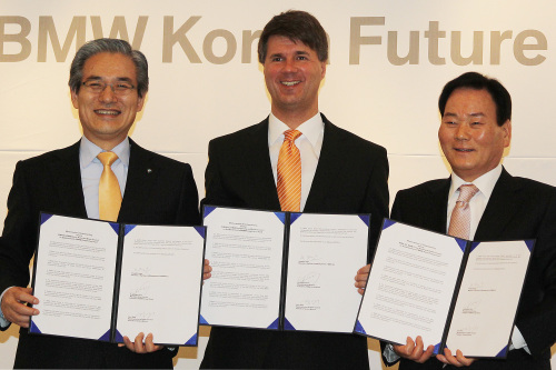 <YONHAP PHOTO-1855> BMW 사회공헌재단 출범 (서울=연합뉴스) 장아름 기자 = 24일 서울 강남구 삼성동 인터컨티넨탈호텔에서 열린 ‘BMW 코리아 미래 재단(BMW Korea Future Fund)’ 출범식에서 박인주 BMW딜러협의회 회장(오른쪽), 하랄드 크루거 BMW 그룹 인사 총괄 사장(가운데), 김효준 BMW 코리아 대표이사(왼쪽)가 협약 싸인식을 하고 있다. BMW 코리아 미래 재단은 BMW 코리아와 딜러사, 그리고 고객이 함께 운영기금을 조성하여 환경 분야 교육, 연구 지원 및 한-유럽 교류 지원 사업 등을 시행할 예정이다. 2011.02.24 areum@yna.co.kr/2011-02-24 13:46:50/ <저작권자 ⓒ 1980-2011 ㈜연합뉴스. 무단 전재 재배포 금지.>
BMW’s human resources director Harald Kruger (center), BMW Korea president Kim Hyo-joon (left) and head of BMW dealers’ association Park In-ju hold up the agreement to set up the BMW Korea Future Fund in Seoul on Thursday.  Yonhap News