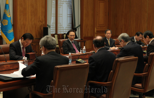 이명박 대통령은 24일 오전 청와대에서 중동 사태 관련 긴급 관계장관회의를 주재 하고 있다.=청와대 제공
President Lee Myung-bak speaks during an emergency meeting with related ministers Thursday on measures to cope with the impact of the Middle East turmoil.    Chung Hee-cho/The Korea Herald