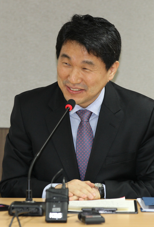 <YONHAP PHOTO-1672> 환담하는 이주호 장관 (서울=연합뉴스) 안정원 기자 = 이주호 교육과학기술부장관이 24일 서울 세종로 정부중앙청사에서 열린 출입기자 간담회에서 인사말을 하고 있다. 2011.2.24 jeong@yna.co.kr/2011-02-24 13:12:36/ <저작권자 ⓒ 1980-2011 ㈜연합뉴스. 무단 전재 재배포 금지.>
Education Minister Lee Ju-ho