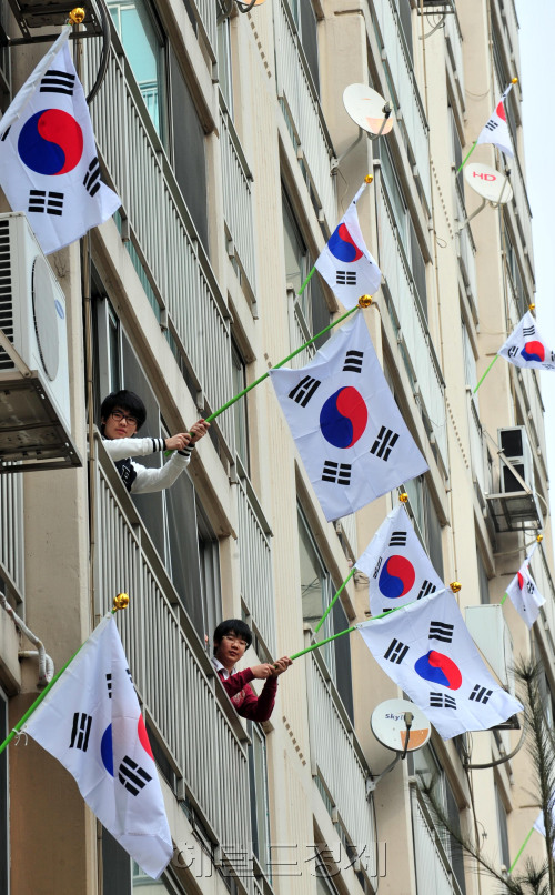 삼일절을 앞두고 24일 서울 성동구 행당대림아파트에서 태극기 달기 캠페인을 가져 아이들이 태극기를 달고 있다.<br />김명섭 기자 msiron@
삼일절을 앞두고 24일 서울 성동구 행당대림아파트에서 태극기 달기 캠페인을 가져 아이들이 태극기를 달고 있다.
김명섭 기자 msiron@