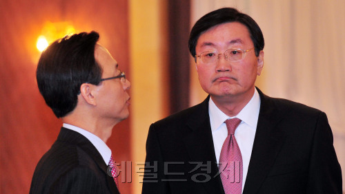 24일 서울 소공동 롯데호텔에서 국민연금 기금운용위원회가 열려 전광우 국민연금공단 이사장이 참석자와 환담을 나누고 있다.<br />김명섭 기자 msiron@
24일 서울 소공동 롯데호텔에서 국민연금 기금운용위원회가 열려 전광우 국민연금공단 이사장이 참석자와 환담을 나누고 있다.
김명섭 기자 msiron@