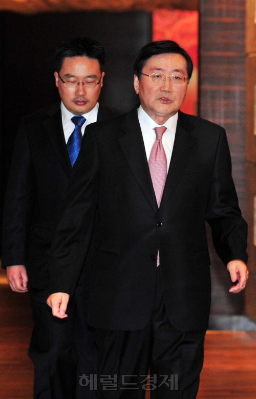 24일 서울 소공동 롯데호텔에서 국민연금 기금운용위원회가 열려 전광우 국민연금공단 이사장이 회의장으로 들어 가고 있다.<br />김명섭 기자 msiron@
24일 서울 소공동 롯데호텔에서 국민연금 기금운용위원회가 열려 전광우 국민연금공단 이사장이 회의장으로 들어 가고 있다.
김명섭 기자 msiron@