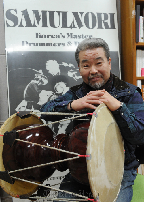 김덕수 인터뷰<br />이상섭기자/babtong@heraldm.com 2011.02.22
Korean traditional percussionist Kim Duk-soo poses with his janggu at his office in Seoul National University of Arts in Seoul.
Lee Sang-sub/The Korea Herald