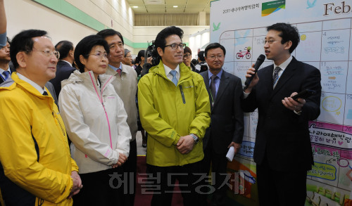 24일 삼성동 코엑스 3층 C홀에서 문화체육관광부가 주최하고 한국관광협회중앙회가 주관하는 2011 내나라여행박람회가 열렸다. 이번행사에서는 국내 전지역의 여행정보, 여행상품 판매, 여행제품 쇼핑및 특산물 판매가 이루어지며, 국내관광 활성화의 일환으로 전국지자체등 350여개의 업체가 참가하였다. 진수희 보건복지부장관과 정병국 문화체육관광부 장관이 관계자의 설명을 듣고 있다.<br />이상섭기자/ babtong@heraldm.com 2011.02.24
24일 삼성동 코엑스 3층 C홀에서 문화체육관광부가 주최하고 한국관광협회중앙회가 주관하는 2011 내나라여행박람회가 열렸다. 이번행사에서는 국내 전지역의 여행정보, 여행상품 판매, 여행제품 쇼핑및 특산물 판매가 이루어지며, 국내관광 활성화의 일환으로 전국지자체등 350여개의 업체가 참가하였다. 진수희 보건복지부장관과 정병국 문화체육관광부 장관이 관계자의 설명을 듣고 있다.
이상섭기자/ babtong@heraldm.com 2011.02.24