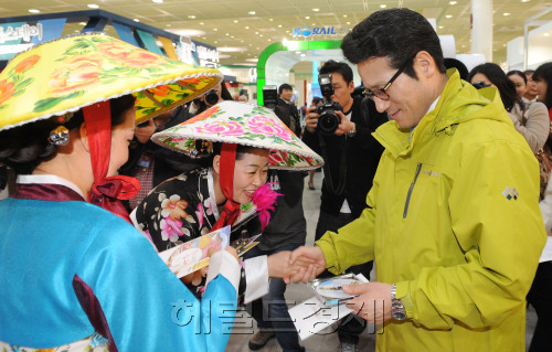 24일 삼성동 코엑스 3층 C홀에서 문화체육관광부가 주최하고 한국관광협회중앙회가 주관하는 2011 내나라여행박람회가 열렸다. 이번행사에서는 국내 전지역의 여행정보, 여행상품 판매, 여행제품 쇼핑및 특산물 판매가 이루어지며, 국내관광 활성화의 일환으로 전국지자체등 350여개의 업체가 참가하였다. 정병국 문화체육관광부 장관이 공연팀과 악수를 하고 있다.<br />이상섭기자/ babtong@heraldm.com 2011.02.24
24일 삼성동 코엑스 3층 C홀에서 문화체육관광부가 주최하고 한국관광협회중앙회가 주관하는 2011 내나라여행박람회가 열렸다. 이번행사에서는 국내 전지역의 여행정보, 여행상품 판매, 여행제품 쇼핑및 특산물 판매가 이루어지며, 국내관광 활성화의 일환으로 전국지자체등 350여개의 업체가 참가하였다. 정병국 문화체육관광부 장관이 공연팀과 악수를 하고 있다.
이상섭기자/ babtong@heraldm.com 2011.02.24