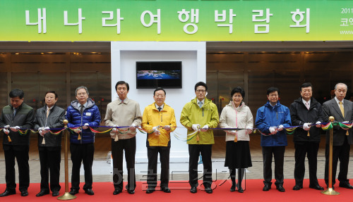 24일 삼성동 코엑스 3층 C홀에서 문화체육관광부가 주최하고 한국관광협회중앙회가 주관하는 2011 내나라여행박람회가 열렸다. 이번행사에서는 국내 전지역의 여행정보, 여행상품 판매, 여행제품 쇼핑및 특산물 판매가 이루어지며, 국내관광 활성화의 일환으로 전국지자체등 350여개의 업체가 참가하였다. 진수희 보건복지부장관과 정병국 문화체육관광부 장관, 남상만 한국관광협회중앙회회장등이 참석한 가운데 테이프 커팅을 하고 있다.<br />이상섭기자/ babtong@heraldm.com 2011.02.24
24일 삼성동 코엑스 3층 C홀에서 문화체육관광부가 주최하고 한국관광협회중앙회가 주관하는 2011 내나라여행박람회가 열렸다. 이번행사에서는 국내 전지역의 여행정보, 여행상품 판매, 여행제품 쇼핑및 특산물 판매가 이루어지며, 국내관광 활성화의 일환으로 전국지자체등 350여개의 업체가 참가하였다. 진수희 보건복지부장관과 정병국 문화체육관광부 장관, 남상만 한국관광협회중앙회회장등이 참석한 가운데 테이프 커팅을 하고 있다.
이상섭기자/ babtong@heraldm.com 2011.02.24