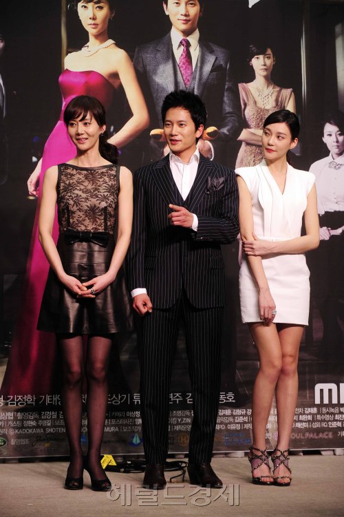24일 오후 서울 팔레스호텔에서 MBC 새 수목드라마 '로얄패밀리' 제작발표회가 열린 가운데 주연배우들이 포즈를 취하고 있다. 박해묵 기자/mook@heraldm.com
24일 오후 서울 팔레스호텔에서 MBC 새 수목드라마 '로얄패밀리' 제작발표회가 열린 가운데 주연배우들이 포즈를 취하고 있다. 박해묵 기자/mook@heraldm.com
