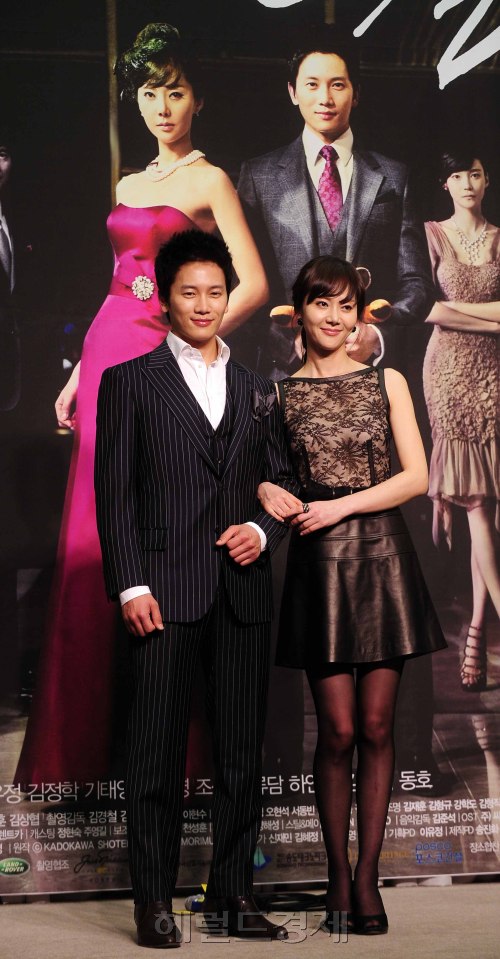 24일 오후 서울 팔레스호텔에서 MBC 새 수목드라마 '로얄패밀리' 제작발표회가 열린 가운데 주연으로 출연하는 탤런트 지성과 염정아가 포즈를 취하고 있다. 박해묵 기자/mook@heraldm.com
24일 오후 서울 팔레스호텔에서 MBC 새 수목드라마 '로얄패밀리' 제작발표회가 열린 가운데 주연으로 출연하는 탤런트 지성과 염정아가 포즈를 취하고 있다. 박해묵 기자/mook@heraldm.com
