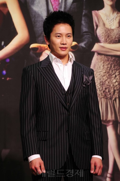 24일 오후 서울 팔레스호텔에서 MBC 새 수목드라마 '로얄패밀리' 제작발표회가 열린 가운데 주연으로 출연하는 탤런트 지성과 염정아가 포즈를 취하고 있다. 박해묵 기자/mook@heraldm.com
24일 오후 서울 팔레스호텔에서 MBC 새 수목드라마 '로얄패밀리' 제작발표회가 열린 가운데 주연으로 출연하는 탤런트 지성과 염정아가 포즈를 취하고 있다. 박해묵 기자/mook@heraldm.com