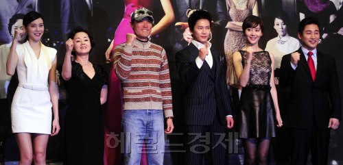24일 오후 서울 팔레스호텔에서 MBC 새 수목드라마 '로얄패밀리' 제작발표회가 열린 가운데 출연진들과 연출을 맡은 김도훈PD가 화이팅을 외치고 있다. 박해묵 기자/mook@heraldm.com
24일 오후 서울 팔레스호텔에서 MBC 새 수목드라마 '로얄패밀리' 제작발표회가 열린 가운데 출연진들과 연출을 맡은 김도훈PD가 화이팅을 외치고 있다. 박해묵 기자/mook@heraldm.com