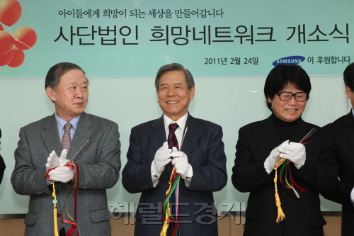 삼성이 24일 서울 마포구 서교동에서 ‘제1호 사회적 기업’인 희망네트워크 개소식을 가진 가운데 삼성사회봉사단 이창렬(왼쪽) 사장과 희망네트워크 정진규(가운데) 이사장이 테이프 커팅 후 환하게 웃고 있다.