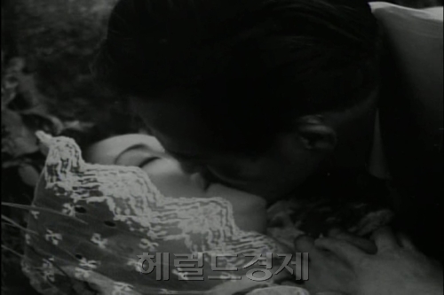 운명의 손'- 한국영화 최초의 키스신-/ 윤인자, 이향 주연/ 한국영화 최초의 키스신-최초의 npb 토토사이트?/ 한국영상자료원