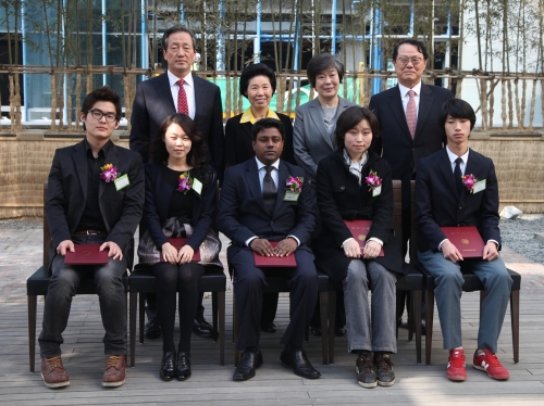 아산사회복지재단(이사장 정몽준)이 877명의 고교 및 대학생에게 총 35억원의 장학금을 전달했다. 아산재단은 24일 서울 풍납동 아산교육연구관에서 2011년 아산장학생 장학증서 수여식을 개최했다.