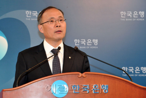 25일 한국은행 이영복 국제수지팀장이 2011년도 1월 국제수지동향을 발표하고 있다. 1월중 경상수지는 2.3억 달러 흑자로 원유가격의 상승과 해외여행증가로 흐자가 대폭 축소 되었다.<br />정희조 기자/checho@heraldm.com 110225
25일 한국은행 이영복 국제수지팀장이 2011년도 1월 국제수지동향을 발표하고 있다. 1월중 경상수지는 2.3억 달러 흑자로 원유가격의 상승과 해외여행증가로 흐자가 대폭 축소 되었다.
정희조 기자/checho@heraldm.com 110225
지난 1월 경상수지는 2억3000만달러 흑자를 나타냈다. 원유가격 상승과 해외여행 증가로 흑자가 크게 축소됐다. 25일 한국은행 이영복 국제수지팀장이 1월 국제수지 동향을 발표하고 있다.
　 정희조 기자/checho@heraldm.com