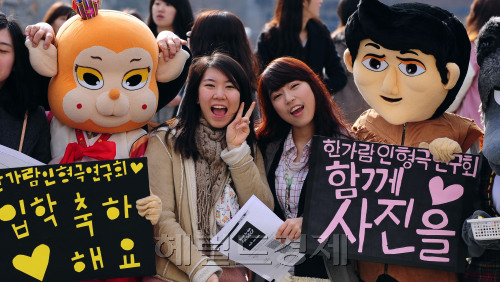 25일 오전 서울 신촌 이화여자대학교에서 열린 '2011학년도 신입생 토토사이트 들어가는법'에 참석한 신입생들이 기념 촬영을 하며 즐거운 추억을 만들고 있다./안훈기자 rosedale!@ 2011.02.25
25일 오전 서울 신촌 이화여자대학교에서 열린 '2011학년도 신입생 토토사이트 들어가는법'에 참석한 신입생들이 기념 촬영을 하며 즐거운 추억을 만들고 있다./안훈기자 rosedale!@ 2011.02.25
25일 오전 서울 신촌 이화여자대학교에서 열린 ‘2011학년도 신입생 토토사이트 들어가는법’에 참석한 신입생이 환하게 웃으며 대학 새내기로서 새로운 출발을 기념하고 있다. 안훈 기자/rosedale@heraldm.com