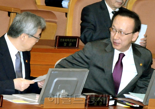 외교통일안보에 관한 대정부질문이 열린 25일 오전 김무성(뒷모습) 한나라당 원내대표가 국회 본회의장에 출석한 김성환(왼쪽) 외교통상부 장관과 현인택 통일부 장관이 의견을 나누고 있다. 양동출dcyang@heraldm.com/110225/
외교통일안보에 관한 대정부질문이 열린 25일 오전 김무성(뒷모습) 한나라당 원내대표가 국회 본회의장에 출석한 김성환(왼쪽) 외교통상부 장관과 현인택 통일부 장관이 의견을 나누고 있다. 양동출dcyang@heraldm.com/110225/
외교ㆍ통일ㆍ안보 분야에 관한 국회 대정부질문이 열린 25일 오전 김성환(왼쪽) 외교통상부 장관과 현인택 통일부 장관이 의원들의 질의에 답변하기에 앞서 의견을 나누고 있다. 양동출 기자/dcyang@heraldm.com