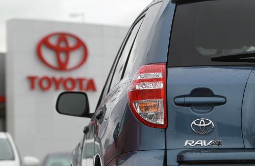 <YONHAP PHOTO-0192> OAKLAND, CA - FEBRUARY 24: A Toyota RAV4 sits on the sales lot at a Toyota dealership on February 24, 2011 in Oakland, California. Toyota announced today that it will recall nearly 2.2 million vehicles that have floor mats that could interfere with their gas pedals. The list of cars to be recalled includes 761,000 2006-10 RAV4, 603,000 2003-09 4Runner models and 17,000 2008-11 Lexus LX 570 models. Justin Sullivan/Getty Images/AFP== FOR NEWSPAPERS, INTERNET, TELCOS & TELEVISION USE ONLY == /2011-02-25 06:53:34/ <저작권자 ⓒ 1980-2011 ㈜연합뉴스. 무단 전재 재배포 금지.>
A Toyota RAV4 sits on the sales lot at a Toyota dealership on Thursday in Oakland, California.  AFP-Yonhap News
