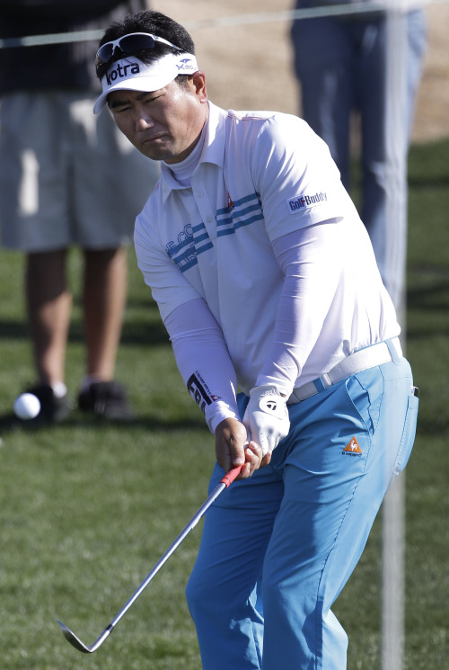 <YONHAP PHOTO-0214> Y.E. Yang chips onto the first green while playing Stewart Cink during the second round of the Match Play Championship golf tournament Thursday, Feb. 24, 2011, in Marana, Ariz. Yang won the match 4 and 3. (AP Photo/Elaine Thompson)/2011-02-25 07:03:09/ <저작권자 ⓒ 1980-2011 ㈜연합뉴스. 무단 전재 재배포 금지.>