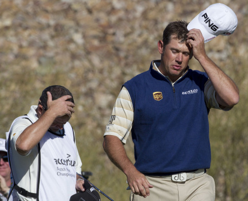 <YONHAP PHOTO-1086> ** RETRANSMISSION FOR ALTERNATE CROP ** Lee Westwood, right, reacts after losing to Nick Watney during the second round of the Match Play Championship golf tournament Thursday, Feb. 24, 2011, in Marana, Ariz. (AP Photo/Matt York)/2011-02-25 08:43:42/ <저작권자 ⓒ 1980-2011 ㈜연합뉴스. 무단 전재 재배포 금지.>
Lee Westwood (right) reacts after losing to Nick Watney during the second round of the Match Play Championship golf tournament Thursday in Marana, Arizona.  AP-Yonhap News