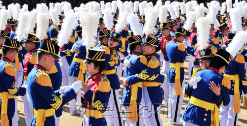 25일 서울 노원구 육군사관학교에서 열린 제67기 졸업식에서 재학사관생도들이 선배들에게 반지를 전달하고 석별의 정을 나누고 있다. <br />김명섭 기자 msiron@
25일 서울 노원구 육군사관학교에서 열린 제67기 졸업식에서 재학사관생도들이 선배들에게 반지를 전달하고 석별의 정을 나누고 있다.
김명섭 기자 msiron@
