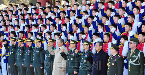 25일 서울 노원구 육군사관학교에서 열린 제67기 졸업식에서 졸업사관생도들과 김상기육군참모총장 및 참석인사들이 파이팅을 외치고 있다.<br />김명섭 기자 msiron@
25일 서울 노원구 육군사관학교에서 열린 제67기 졸업식에서 졸업사관생도들과 김상기육군참모총장 및 참석인사들이 파이팅을 외치고 있다.
김명섭 기자 msiron@