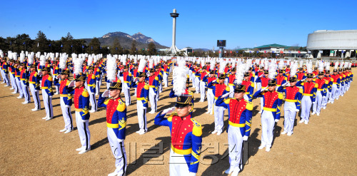 25일 서울 노원구 육군사관학교에서 열린 제67기 졸업식에서 졸업사관생도들이 경례를 하고 있다.<br />김명섭 기자 msiron@
25일 서울 노원구 육군사관학교에서 열린 제67기 졸업식에서 졸업사관생도들이 경례를 하고 있다.
김명섭 기자 msiron@
