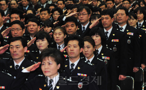 25일 경찰청에서 아동 여성보호 1913팀 발대식이 열려 전국에서 모인 팀원들이 국민의례를 하고 있다.<br />김명섭 기자 msiron@
25일 경찰청에서 아동 여성보호 1913팀 발대식이 열려 전국에서 모인 팀원들이 국민의례를 하고 있다.
김명섭 기자 msiron@