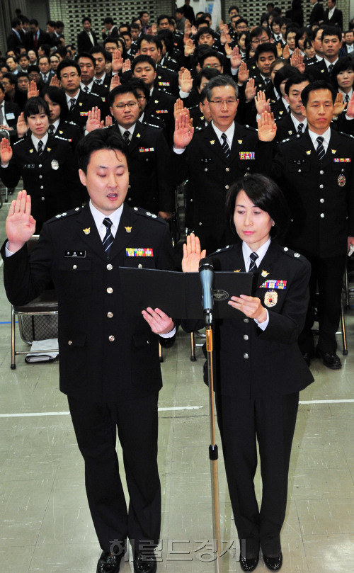 25일 경찰청에서 아동 여성보호 1913팀 발대식이 열려 전국에서 모인 팀원들이 결의문을 낭독하고 있다.<br />김명섭 기자 msiron@
25일 경찰청에서 아동 여성보호 1913팀 발대식이 열려 전국에서 모인 팀원들이 결의문을 낭독하고 있다.
김명섭 기자 msiron@