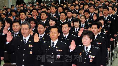 25일 경찰청에서 아동 여성보호 1913팀 발대식이 열려 전국에서 모인 팀원들이 결의를 다지고 있다.<br />김명섭 기자 msiron@
25일 경찰청에서 아동 여성보호 1913팀 발대식이 열려 전국에서 모인 팀원들이 결의를 다지고 있다.
김명섭 기자 msiron@