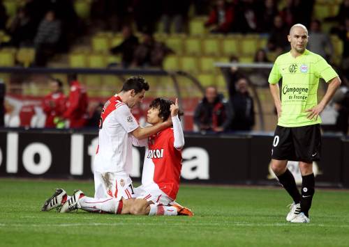 <YONHAP PHOTO-1266> Monaco's South-Korean forward Chu Young Park (C) is congratulated by teammate Thomas Mangani (L) after scoring a goal during the French L1 football match Monaco vs Caen, on February 26, 2011 at the Louis II stadium in Monaco. The match ended in a draw 2-2. AFP PHOTO SEBASTIEN NOGIER /2011-02-27 09:30:38/ <저작권자 ⓒ 1980-2011 ㈜연합뉴스. 무단 전재 재배포 금지.>
Monaco’s Park Chu-young (center) is congratulated by teammate Thomas Mangani after his goal.  AFP-Yonhap News
Monaco’s Park Chu-young (center) is congratulated by teammate Thomas Mangani after his goal.  AFP-Yonhap News