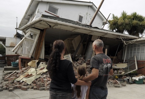 <YONHAP PHOTO-1499> Maree, left, daughter Jasmine, center, and Norm Butcher take a last look at their destroyed home in Christchurch, New Zealand , Saturday, Feb. 26, 2011, after the city was hit by a 6.3 magnitude earthquake on Tuesday, Feb 22. (AP Photo/Rob Griffith)/2011-02-26 18:15:42/ <저작권자 ⓒ 1980-2011 ㈜연합뉴스. 무단 전재 재배포 금지.>
Maree (left), daughter Jasmine (center) and Norm Butcher take a last look at their destroyed home in Christchurch, New Zealand, Saturday.  AP-Yonhap News