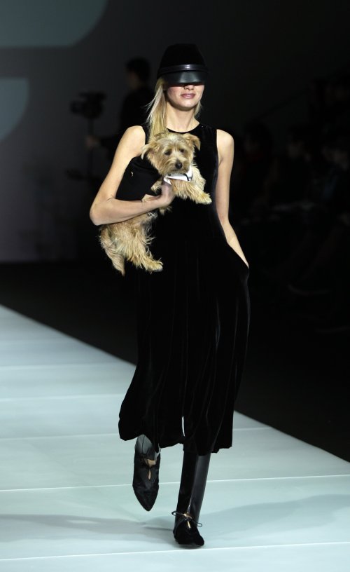 <YONHAP PHOTO-1803> This creation was part of the Emporio Armani Fall/Winter 2011 collection presented in Milan, Italy, Saturday, Feb. 26, 2011. (AP Photo/Antonio Calanni)/2011-02-26 20:51:06/ <저작권자 ⓒ 1980-2011 ㈜연합뉴스. 무단 전재 재배포 금지.>
Emporio Armani. AP-Yonhap News