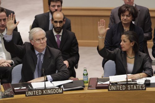 <YONHAP PHOTO-1457> British Ambassador to the United Nations Mark Lyall Grant and American Ambassador Susan Rice vote during a Security Council vote on the peace and security in Africa, Saturday, Feb. 26, 2011 at U. N. headquarters. The U.N. Security Council met urgently Saturday to consider new sanctions against Libya to halt a violent crackdown on anti-government protesters, but members disagreed over a proposal to refer Libyan leader Moammar Gadhafi and top aides to an international war crimes tribunal. (AP Photo/Mary Altaffer)/2011-02-27 10:53:47/ <저작권자 ⓒ 1980-2011 ㈜연합뉴스. 무단 전재 재배포 금지.>
British Ambassador to the United Nations Mark Lyall Grant (left) and U.S. Ambassador Susan Rice vote during a Security Council meeting on Saturday at U.N. headquarters.  AP-Yonhap News