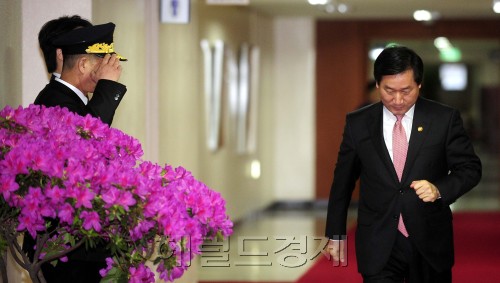 유정복 농림수산식품부 장관이 28일 오전 세종로 정부청사에서 열리는 국무회의에 참석하기 전 국무회의장으로 들어서고 있다. 김황식 국무총리 주재로 열리는 국무회의에서 구제역과 조류인플루엔자로 식수원 오염이 우려되는 매몰지 부근 재해지역에 올해 2천163억 원을 투입해 상수도 확충 사업이 진행하는 내용을 담은 올해 일반회계 재해복구 국고채무부담행위안을 의결한다. 박해묵 기자/mook@heraldm.com
유정복 농림수산식품부 장관이 28일 오전 세종로 정부청사에서 열리는 국무회의에 참석하기 전 국무회의장으로 들어서고 있다. 김황식 국무총리 주재로 열리는 국무회의에서 구제역과 조류인플루엔자로 식수원 오염이 우려되는 매몰지 부근 재해지역에 올해 2천163억 원을 투입해 상수도 확충 사업이 진행하는 내용을 담은 올해 일반회계 재해복구 국고채무부담행위안을 의결한다. 박해묵 기자/mook@heraldm.com
철쭉은 피는데 침출수로 번진 구제역은 끝이 없다. 28일 국무회의에선 구제역과 조류인플루엔자로 식수원 오염이 우려되는 매몰지 부근 재해 지역에 2163억원을 투입해 상수도 확충 사업을 진행하는 내용이 의결됐다. 유정복 농림수산식품부 장관이 28일 오전 서울 세종로 정부중앙청사에서 열리는 국무회의에 참석하기 위해 청사 안으로 들어서고 있다.  박해묵 기자/mook@