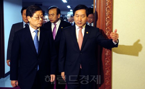 유정복 농림수산식품부 장관이 김황식 국무총리와 함께 이야기를 나누며 28일 오전 세종로 정부청사에서 열리는 국무회의에 참석하고 있다. 김황식 국무총리 주재로 열리는 국무회의에서 구제역과 조류인플루엔자로 식수원 오염이 우려되는 매몰지 부근 재해지역에 올해 2천163억 원을 투입해 상수도 확충 사업이 진행하는 내용을 담은 올해 일반회계 재해복구 국고채무부담행위안을 의결한다. 박해묵 기자/mook@heraldm.com
유정복 농림수산식품부 장관이 김황식 국무총리와 함께 이야기를 나누며 28일 오전 세종로 정부청사에서 열리는 국무회의에 참석하고 있다. 김황식 국무총리 주재로 열리는 국무회의에서 구제역과 조류인플루엔자로 식수원 오염이 우려되는 매몰지 부근 재해지역에 올해 2천163억 원을 투입해 상수도 확충 사업이 진행하는 내용을 담은 올해 일반회계 재해복구 국고채무부담행위안을 의결한다. 박해묵 기자/mook@heraldm.com