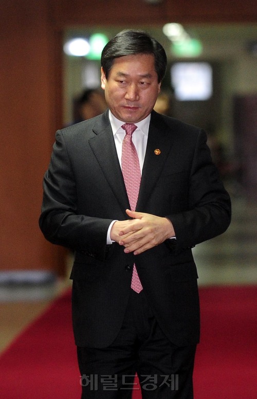 유정복 농림수산식품부 장관이 28일 오전 세종로 정부청사에서 열리는 국무회의에 참석하기 전 국무회의장으로 들어서고 있다. 김황식 국무총리 주재로 열리는 국무회의에서 구제역과 조류인플루엔자로 식수원 오염이 우려되는 매몰지 부근 재해지역에 올해 2천163억 원을 투입해 상수도 확충 사업이 진행하는 내용을 담은 올해 일반회계 재해복구 국고채무부담행위안을 의결한다. 박해묵 기자/mook@heraldm.com
유정복 농림수산식품부 장관이 28일 오전 세종로 정부청사에서 열리는 국무회의에 참석하기 전 국무회의장으로 들어서고 있다. 김황식 국무총리 주재로 열리는 국무회의에서 구제역과 조류인플루엔자로 식수원 오염이 우려되는 매몰지 부근 재해지역에 올해 2천163억 원을 투입해 상수도 확충 사업이 진행하는 내용을 담은 올해 일반회계 재해복구 국고채무부담행위안을 의결한다. 박해묵 기자/mook@heraldm.com