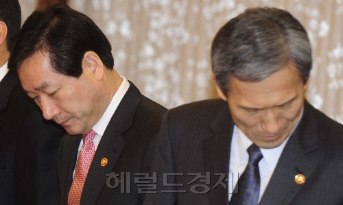 최근 구제역 침출수문제와 북한의 서울 불바다 위협으로 주목받고 있는 유정복 농수산부장관과 김관진 국방부장관이 28일 오전 서울 세종로 정부중앙청사에서 열리는 국무회의에 굳은표정으로 참석하고 있다. 박해묵 기자/mook@heraldm.com
최근 구제역 침출수문제와 북한의 서울 불바다 위협으로 주목받고 있는 유정복 농수산부장관과 김관진 국방부장관이 28일 오전 서울 세종로 정부중앙청사에서 열리는 국무회의에 굳은표정으로 참석하고 있다. 박해묵 기자/mook@heraldm.com
