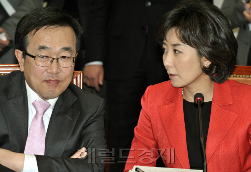 한나라당 서병수(왼쪽) 최고위원과 나경원 최고위원이  28일 오전 국회에서 열린 최고위원회의에서 의견을 나누고 있다.양동출dcyang@heraldm.com/110228/
한나라당 서병수(왼쪽) 최고위원과 나경원 최고위원이  28일 오전 국회에서 열린 최고위원회의에서 의견을 나누고 있다.양동출dcyang@heraldm.com/110228/
한나라당 서병수(왼쪽) 최고위원과 나경원 최고위원이  28일 오전 국회에서 열린 최고위원회의에서 의견을 나누고 있다.양동출dcyang@heraldm.com/110228/