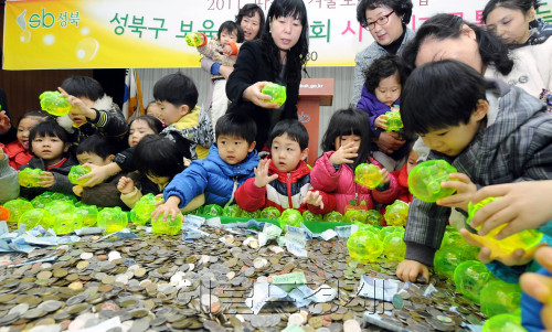 성북구 내 어린이집 원아 60여명이 28일 서울 삼선동 성북아트홀에서 고사리 손으로 두 달여 동안 모아논 저금통을 깨 동전을 한곳으로 쏟아 붓고 있다. <br />성북구는 지난달 초 사랑의 저금통 2,500개를 관내 320개 어린이집을 통해 배부해 모아진 성금은 사회복지모금회에 기탁돼 이웃돕기 성금으로 사용된다. 박현구 기자phko@heraldm.com 2011.02.28
성북구 내 어린이집 원아 60여명이 28일 서울 삼선동 성북아트홀에서 고사리 손으로 두 달여 동안 모아논 저금통을 깨 동전을 한곳으로 쏟아 붓고 있다.
성북구는 지난달 초 사랑의 저금통 2,500개를 관내 320개 어린이집을 통해 배부해 모아진 성금은 사회복지모금회에 기탁돼 이웃돕기 성금으로 사용된다. 박현구 기자phko@heraldm.com 2011.02.28
성북구 내 어린이집 원아 60여명이 28일 서울 삼선동 성북아트홀에서 고사리 손으로 두 달여 동안 모아논 저금통을 깨 동전을 한곳으로 쏟아 붓고 있다.
성북구는 지난달 초 사랑의 저금통 2,500개를 관내 320개 어린이집을 통해 배부해 모아진 성금은 사회복지모금회에 기탁돼 이웃돕기 성금으로 사용된다. 박현구 기자phko@heraldm.com 2011.02.28