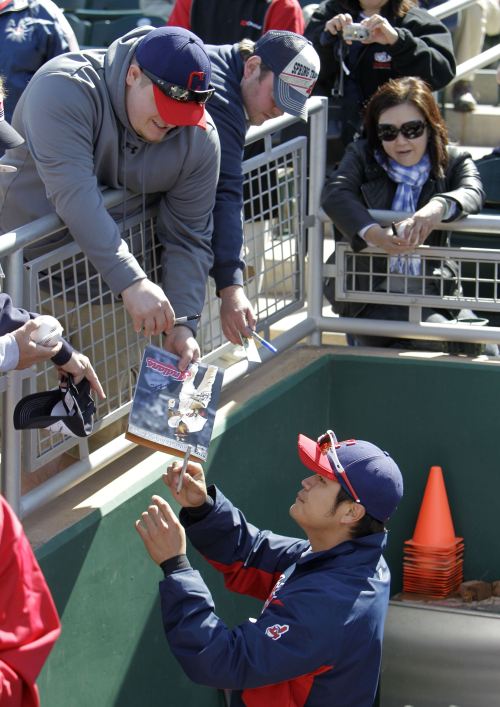 <YONHAP PHOTO-0311> Cleveland Indians' Shin-Soo Choo, from South Korea, signs autographs for fans before spring training baseball game against the Cincinnati Reds Sunday, Feb. 27, 2011, in Goodyear, Ariz. (AP Photo/Mark Duncan)/2011-02-28 07:28:40/ <저작권자 ⓒ 1980-2011 ㈜연합뉴스. 무단 전재 재배포 금지.>
Cleveland Indians right fielder Choo Shin-soo signs autographs before a spring training game on Sunday.
AP-Yonhap News
