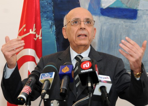 <YONHAP PHOTO-0085> Tunisian Prime Minister Mohamed Ghannouchi gestures as he announces his resignation during a press conference in Tunis, Sunday Feb. 27, 2011. Tunisia's embattled prime minister said Sunday that he will resign, bowing to a key demand of protesters after at least five people died in a groundswell of new unrest in this North African country. (AP Photo/Hassene Dridi)/2011-02-28 01:52:46/ <저작권자 ⓒ 1980-2011 ㈜연합뉴스. 무단 전재 재배포 금지.>
Tunisian Prime Minister Mohamed Ghannouchi gestures as he announces his resignation during a press conference in Tunis, Sunday.
AP-Yonhap News