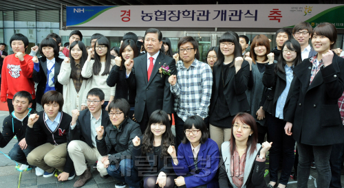 농협문화복지재단은 28일 서울 강북구 우이동에서 농협장학관 개관식을 갖고 최원병 농협회장과 입관이 확정된 농업인 대학생이 화이팅을 외치고 있다. 박현구 기자phko@heraldm.com 2011.02.28
농협문화복지재단은 28일 서울 강북구 우이동에서 농협장학관 개관식을 갖고 최원병 농협회장과 입관이 확정된 농업인 대학생이 화이팅을 외치고 있다. 박현구 기자phko@heraldm.com 2011.02.28