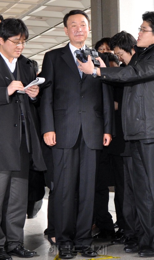 그림로비’ 의혹을 받고 있는 한상률 전 국세청장이 피고발인 신분으로 28일 npb 토토사이트에 출석하고 있다.<br alt=