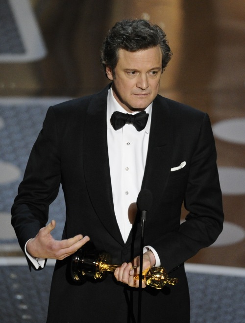 Colin Firth accepts the Oscar for best performance by an actor in a leading role for "The King's Speech" at the 83rd Academy Awards on Sunday, Feb. 27, 2011, in the Hollywood section of Los Angeles. (AP-Yonhap News)