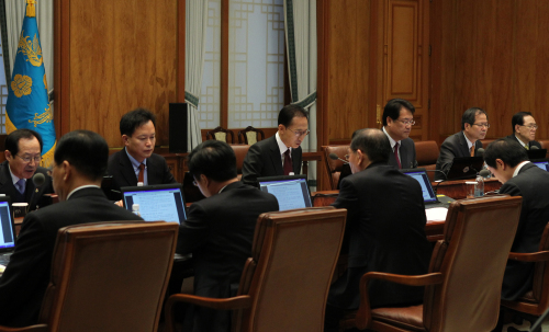 <YONHAP PHOTO-0397> 李대통령, 수석비서관회의 주재 (서울 청와대=연합뉴스) 전수영 기자 = 이명박 대통령이 28일 오전 청와대에서 수석비서관회의를 주재하고 있다. 2011.2.28 swimer@yna.co.kr/2011-02-28 09:35:46/ <저작권자 ⓒ 1980-2011 ㈜연합뉴스. 무단 전재 재배포 금지.>
President Lee Myung-bak holds a meeting with his senior aides at Cheong Wa Dae on Monday.   Yonhap News