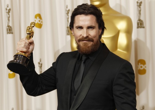 Christian Bale poses backstage with the Oscar for best performance by an actor in a supporting role for "The Fighter" at the 83rd Academy Awards.(AP-Yonhap News)