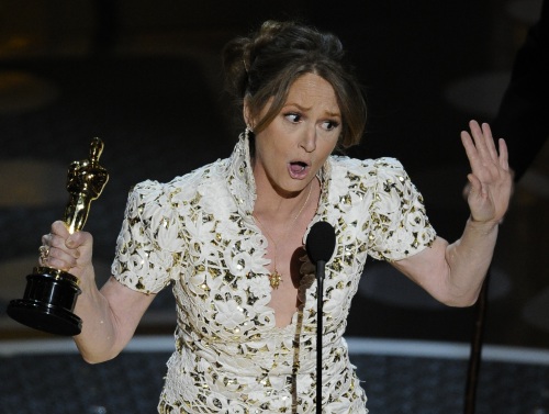 Melissa Leo accepts the Oscar for best actress in a supporting role for "The Fighter" at the 83rd Academy Awards.(AP-Yonhap News)